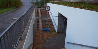Die Treppenanlage mit Rampe an der Unterführung am Kleinen Egart in Maichingen ist seit Monaten gesperrt.